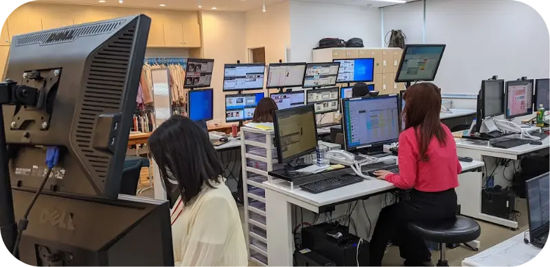 サポートスタッフの事務所風景